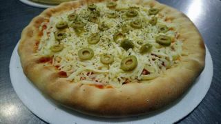 Pizza muzarella con borde relleno